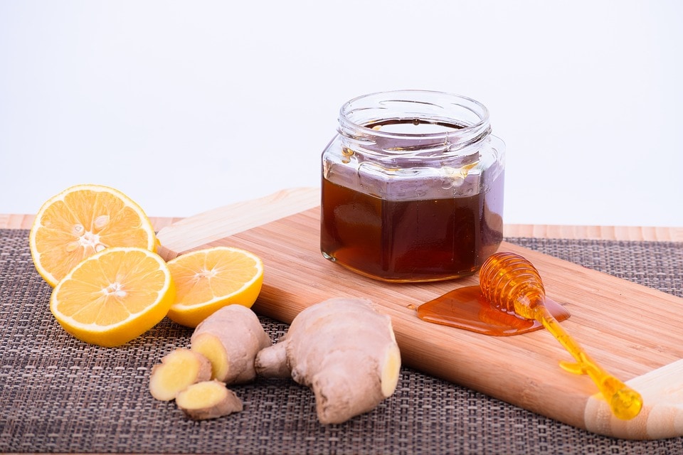 Honey and lemon are very good for kapha people (Pixabay)