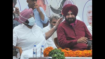 Punjab chief minister Capt Amarinder Singh (left) has been left red-faced as state Congress chief Navjot Singh Sidhu criticised his government ‘s low state advised price (SAP) for sugarcane as compared to that paid in BJP-ruled states. (HT file photo) Punjab chief minister Capt Amarinder Singh (left) has been left red-faced as state Congress chief Navjot Singh Sidhu criticised his government ‘s low state advised price (SAP) for sugarcane as compared to that paid in BJP-ruled states. (HT file photo)