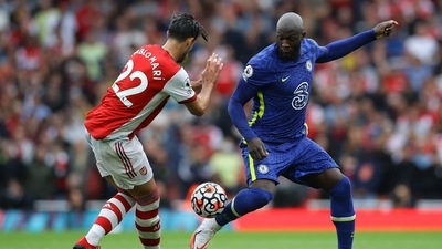 Arsenal's Pablo Mari in action with Chelsea's Romelu Lukaku (REUTERS)