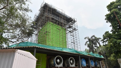 A view of the construction site of a Smog Tower at Baba Kharak Singh Marg, Connaught Palace, in New Delhi. (Ajay Aggarwal /HT PHOTO) A view of the construction site of a Smog Tower at Baba Kharak Singh Marg, Connaught Palace, in New Delhi. (Ajay Aggarwal /HT PHOTO)