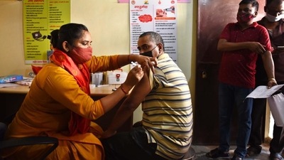 India on Monday recorded 25,072 fresh coronavirus cases, the lowest in the past 160 days, thereby taking the cumulative tally of the country to 32,449,306, according to the Union ministry of health and family welfare. (Vipin Kumar/HT Photo)