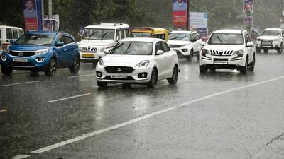 Heavy rain lashes parts of capital city Patna on Monday. (Santosh Kumar/HT Photo)