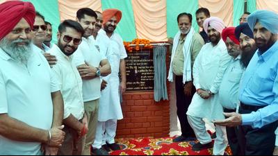 Mayor Balkar Singh Sandhu with other leaders and MC officials inaugurating the development and beautification work of Gian Singh Rarewala market in Ludhiana on Monday. (Gurpreet Singh/HT)