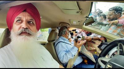 Newly appointed advisers of Punjab Congress president Navjot Singh Sidhu, Malvinder Singh Mali and Pyare Lal Garg, speak to the media after a meeting in Patiala on Monday. (ANI) Newly appointed advisers of Punjab Congress president Navjot Singh Sidhu, Malvinder Singh Mali and Pyare Lal Garg, speak to the media after a meeting in Patiala on Monday. (ANI)