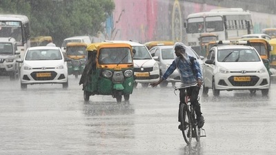 The IMD bulletin said the western-end will gradually shift northwards from August 24 onwards, and the eastern-end will shift southwards from August 26 onwards. (Vipin Kumar/HT Photo)