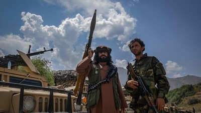 Afghan armed men supporting the Afghan security forces against the Taliban stand with their weapons and Humvee vehicles in Panjshir province. (AFP Photo) Afghan armed men supporting the Afghan security forces against the Taliban stand with their weapons and Humvee vehicles in Panjshir province. (AFP Photo)