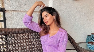 Khushi Kapoor shares pictures in a purple kurta. Khushi Kapoor shares pictures in a purple kurta.