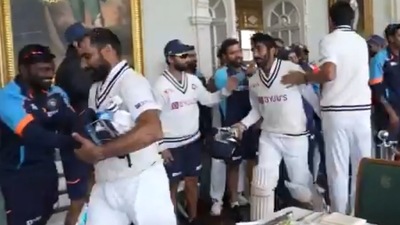 Mohammed Shami, Jasprit Bumrah get appaluaded by teammates on their way back to dressig room on final day of Lord's Test (Screengrab)