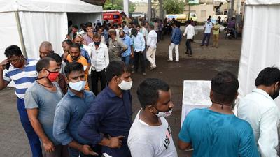 Beneficiaries wait in a queue to get vaccinated against Covid-19 at Truck Terminal, Vashi in Navi Mumbai earlier this month. (HT file photo)