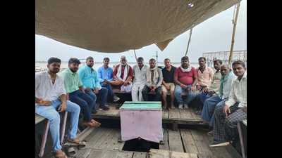 The boatmen demanded that operation of boats should be allowed in the Ganga as the flood water had been receding. (HT Photo)