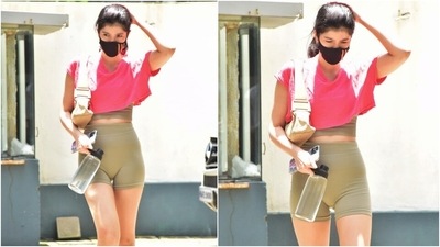 Shanaya donned a solid pink crop top over a beige-coloured sports bra and flaunted her svelte frame in it. The top featured a round neckline and half sleeves. (HT Photo/Varinder Chawla)