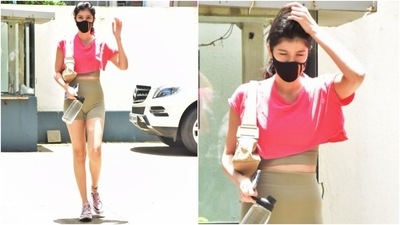 Sanjay Kapoor and Maheep Kapoor's daughter, Shanaya, was snapped in Juhu, Mumbai, enjoying a day out. She dressed down for the outing and still looked incredible in her simple outfit. (HT Photo/Varinder Chawla)