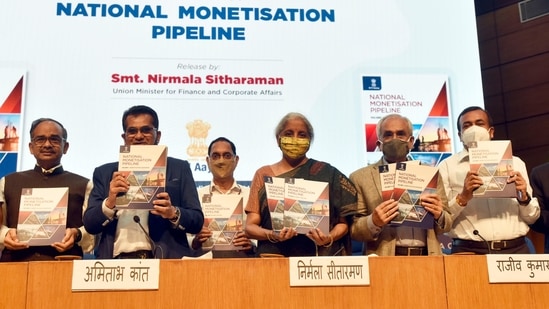 Union finance minister Nirmala Sitharaman launches the National Monetisation Pipeline in the presence of Niti Aayog VC Dr Rajiv Kumar (right), CEO Amitabh Kant (left), and secretaries of infrastructure line ministries, in New Delhi on Monday.(Sanjeev Verma/HT Photo)