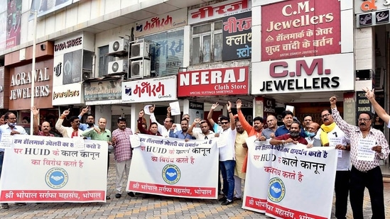 Jewellery traders shout slogans during their nationwide strike to protest against Centre's implementation of mandatory hallmarking of jewellery items, in Bhopal on Monday.(PTI Photo)