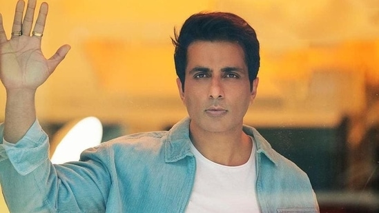 Sonu Sood replies to fans who reach out to him on Twitter for help. However, sometimes, he gets some unusual requests. Sonu Sood replies to fans who reach out to him on Twitter for help. However, sometimes, he gets some unusual requests.