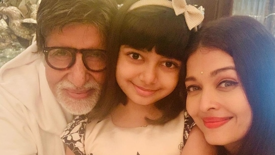 Amitabh Bachchan poses with Aishwarya Rai and Aaradhya.