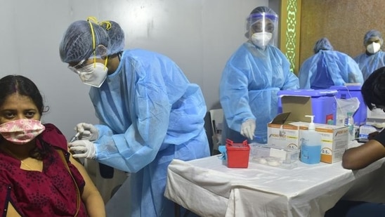 A health worker inoculates a beneficiary against Covid-19 at a vaccination camp organised in Mumbai. (HT PHOTO/Used only for representation)