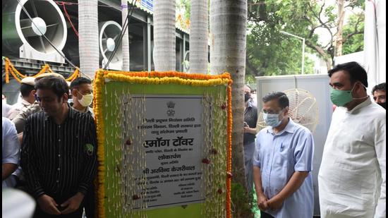 Delhi CM Arvind Kejriwal and state environment minister Gopal Rai flag off the tower in Connaught Place on Monday. (Arvind Yadav/HT PHOTO)