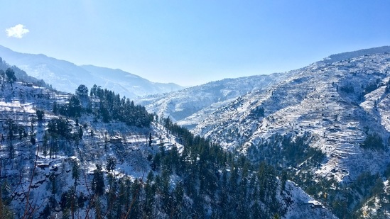 Shimla, Himachal Pradesh: If you love the hills and mounties then this is a beautiful place to get married to the love of your life. The destination is so pretty that you wouldn't even require any extra decorations. You can easily plan a wedding here with a budget of 10 – 20 lakh.(Unsplash)
