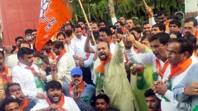 BJP workers and supporters protest against the arrest of Union Minister Narayan Rane at Balgandharv Chowk, in Pune. (HT PHOTO) BJP workers and supporters protest against the arrest of Union Minister Narayan Rane at Balgandharv Chowk, in Pune. (HT PHOTO)