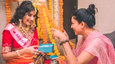 Sushmita Sen gives her sister-in-law Charu Asopa Sen a gift on her godh bharai ceremony. (Instagram/@asopacharu)