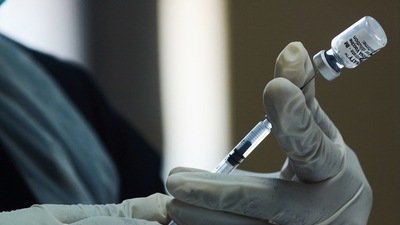 A health worker prepares a dose of the Pfizer-BioNTech Covid-19 vaccine. (Bloomberg file photo)