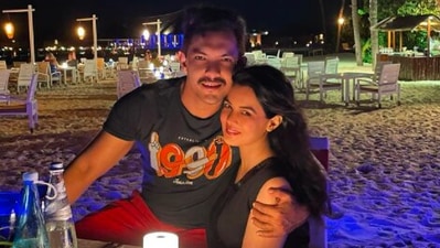 Aditya Narayan enjoys date night by the beach with his wife Shweta Agarwal. (Instagram/@adityanarayanofficial)