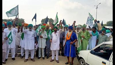 Sukhbir faces farmers’ wrath in Muktsar Sukhbir faces farmers’ wrath in Muktsar