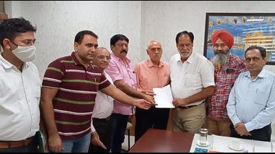The members submitted a memorandum regarding the same with mayor Balkar Sandhu at MC Zone A office on Tuesday. (HT Photo)
