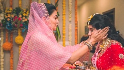 Sushmita Sen blesses her sister-in-law Charu Asopa Sen on her godh bharai ceremony in their new Mumbai apartment. (Instagram/@asopacharu)