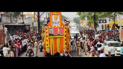 Cavalcade moving with mortal remains of Kalyan Singh in Aligarh. (HT Photo) Cavalcade moving with mortal remains of Kalyan Singh in Aligarh. (HT Photo)