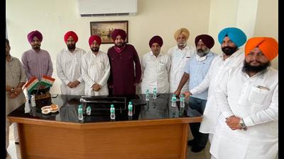 Punjab Congress chief Navjot Singh Sidhu with four cabinet ministers Tript Rajinder Bajwa, Sukhjinder Singh Randhawa, Charanjit Singh Channi, Sukhbinder Sarkaria, PPCC general secretary (organisation) Pargat Singh and other rebel Congress MLAs in Chandigarh on Tuesday. (HT photo) Punjab Congress chief Navjot Singh Sidhu with four cabinet ministers Tript Rajinder Bajwa, Sukhjinder Singh Randhawa, Charanjit Singh Channi, Sukhbinder Sarkaria, PPCC general secretary (organisation) Pargat Singh and other rebel Congress MLAs in Chandigarh on Tuesday. (HT photo)