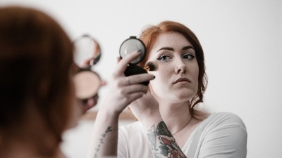 Never forget to step out without setting your makeup with a setting powder to get that flawless look. (Unsplash)