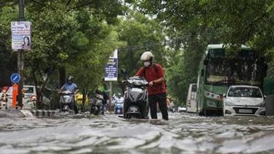 A man pushes his scooter on a waterlogged road during heavy rain at Timarpur in New Delhi on July 29. (HT file photo) A man pushes his scooter on a waterlogged road during heavy rain at Timarpur in New Delhi on July 29. (HT file photo)