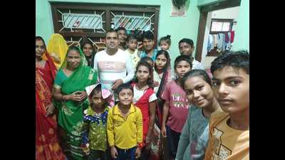 Reunited with his family, Kanhaiyalal Sharma (in white) poses with them. (HT Photo) Reunited with his family, Kanhaiyalal Sharma (in white) poses with them. (HT Photo)