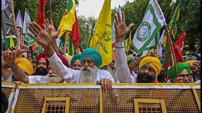 Protesting farmers stage a demonstration in New Delhi. (HT file photo)