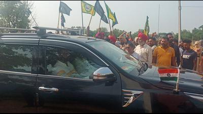 Farmers protesting against Punjab school education minister Vijay Inder Singla by surrounding his car in Changal village on Tuesday. (HT Photo)