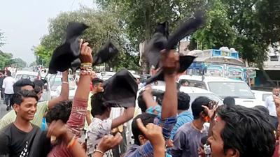Black flags shown to Union food processing minister Pashupati Kumar Paras at Hajipur in Bihar on Monday. (ANI Photo) Black flags shown to Union food processing minister Pashupati Kumar Paras at Hajipur in Bihar on Monday. (ANI Photo)