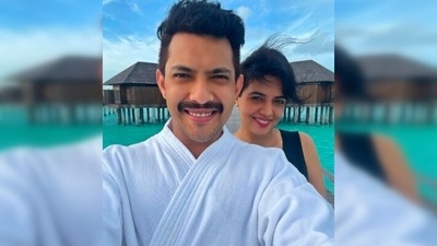 Aditya Narayan and his wife Shweta Agarwal cannot stop smiling as they have a gala time in the Maldives. (Instagram/@adityanarayanofficial)