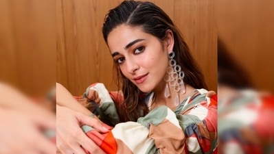 Ananya Panday kept her makeup look natural by just throwing in some peach shade eyeshadow on her eyelids and contouring her cheekbones. (Instagram/@ananyapanday) Ananya Panday kept her makeup look natural by just throwing in some peach shade eyeshadow on her eyelids and contouring her cheekbones. (Instagram/@ananyapanday)
