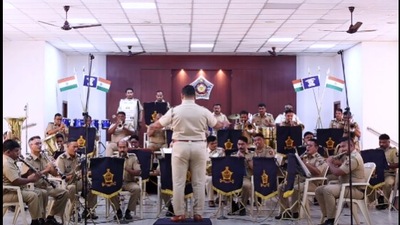 The image shows the Mumbai Police band playing the James Bond theme. (YouTube/@Mumbai Police)