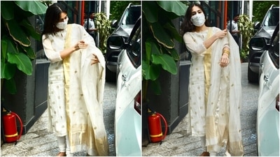 Sara teamed the kurta with matching churidar pants and a semi-sheer dupatta adorned with similar gold brocade embroidery. She draped it elegantly on her shoulder. (HT Photo/Varinder Chawla)