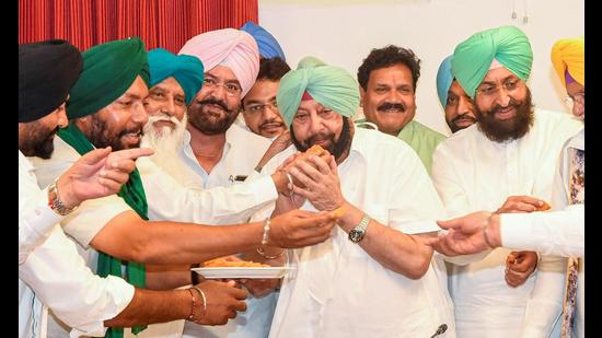 Punjab chief minister Captain Amarinder Singh with farmer leaders after a meeting in Chandigarh on Tuesday. (PTI)