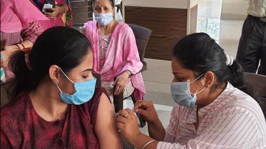 India’s daily vaccination drive is expected to increase further, with two-to-three more indigenous vaccines expected in September. In addition, the fourth sero-survey data suggesting a high rate of Covid-19-specific antibody occurrence in over 68% of the population is encouraging news. But people must continue to strictly maintain Covid-19-appropriate behaviour for at least six more months, if not longer. (File photo)