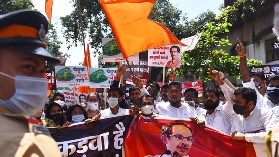 Yuva Sena activists stage a protest against Union minister Narayan Rane outside his residence in Juhu, Mumbai. (Photo by Satish Bate/HT)