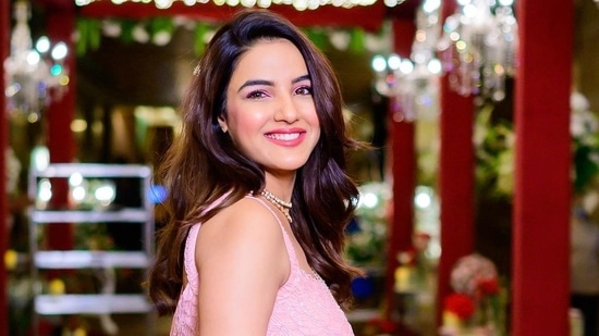 Jasmin Bhasin blushes as paparazzi say they were waiting to see to her  &#39;beautiful face&#39;, want to create song on her - Hindustan Times