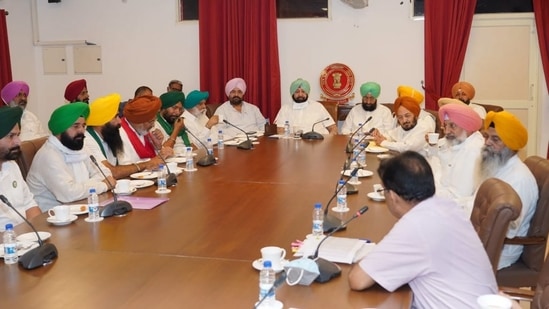 Punjab chief minister holds meeting with farmers leaders on Tuesday.(Twitter/@RT_MediaAdvPBCM)