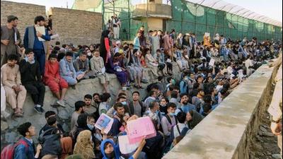 Crowds of people wait outside the airport in Kabul, Afghanistan, on August 25 in this picture obtained from social media. (REUTERS)