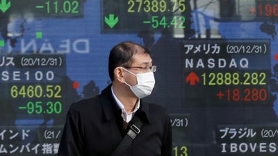 Months of emergency curbs in the capital, Tokyo, and surrounding areas have failed to reverse a surge in infections and about 90% of the city's critical care beds are occupied. (Reuters file photo)