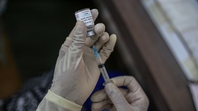 A nurse prepares a dose of Bharat Biotech Ltd. Covaxin vaccine at a Covid-19 vaccination center. (Bloomberg) A nurse prepares a dose of Bharat Biotech Ltd. Covaxin vaccine at a Covid-19 vaccination center. (Bloomberg)